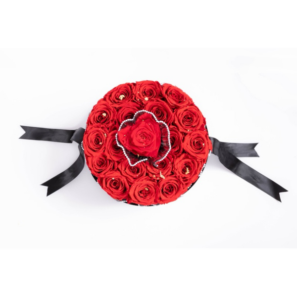 Capsule d’amour noir et feuilles d’or