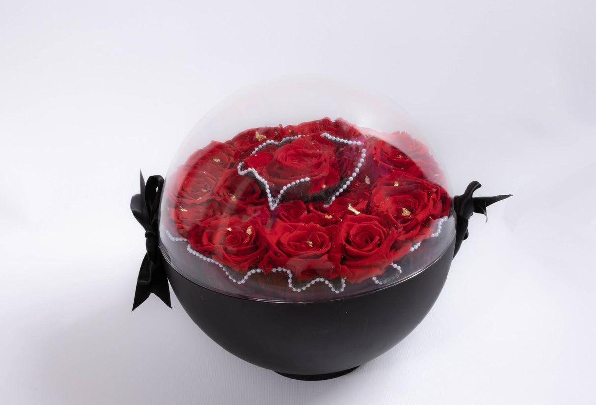 Capsule d’amour noir et feuilles d’or