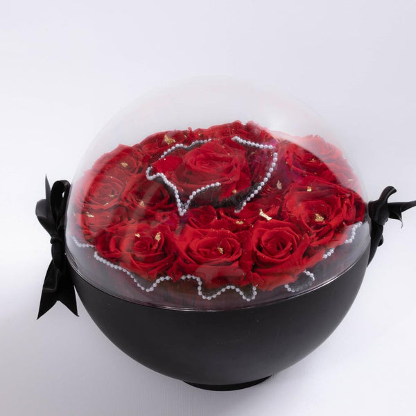 Capsule d’amour noir et feuilles d’or